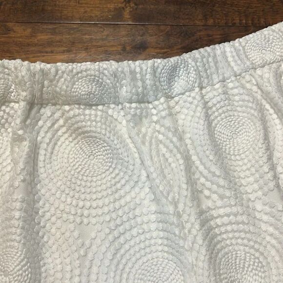 TRINA TURK White Embroidered Hanah Short In White, size SMALL - Picture 6 of 8